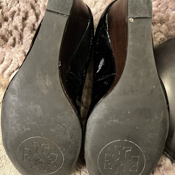 Tory Burch Caroline Patent Elastic Wedge - Picture 7 of 13